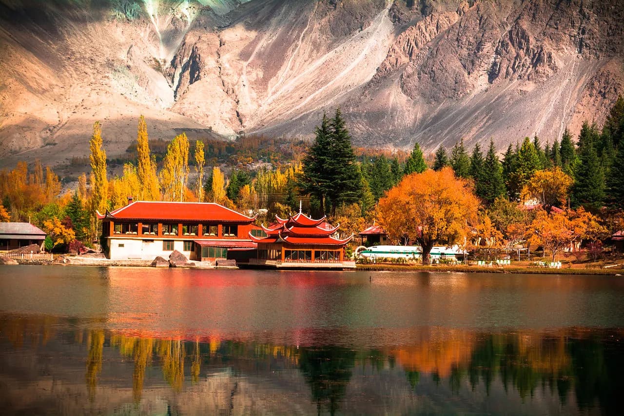 Skardu valley, Indus, Prado on unpaved road